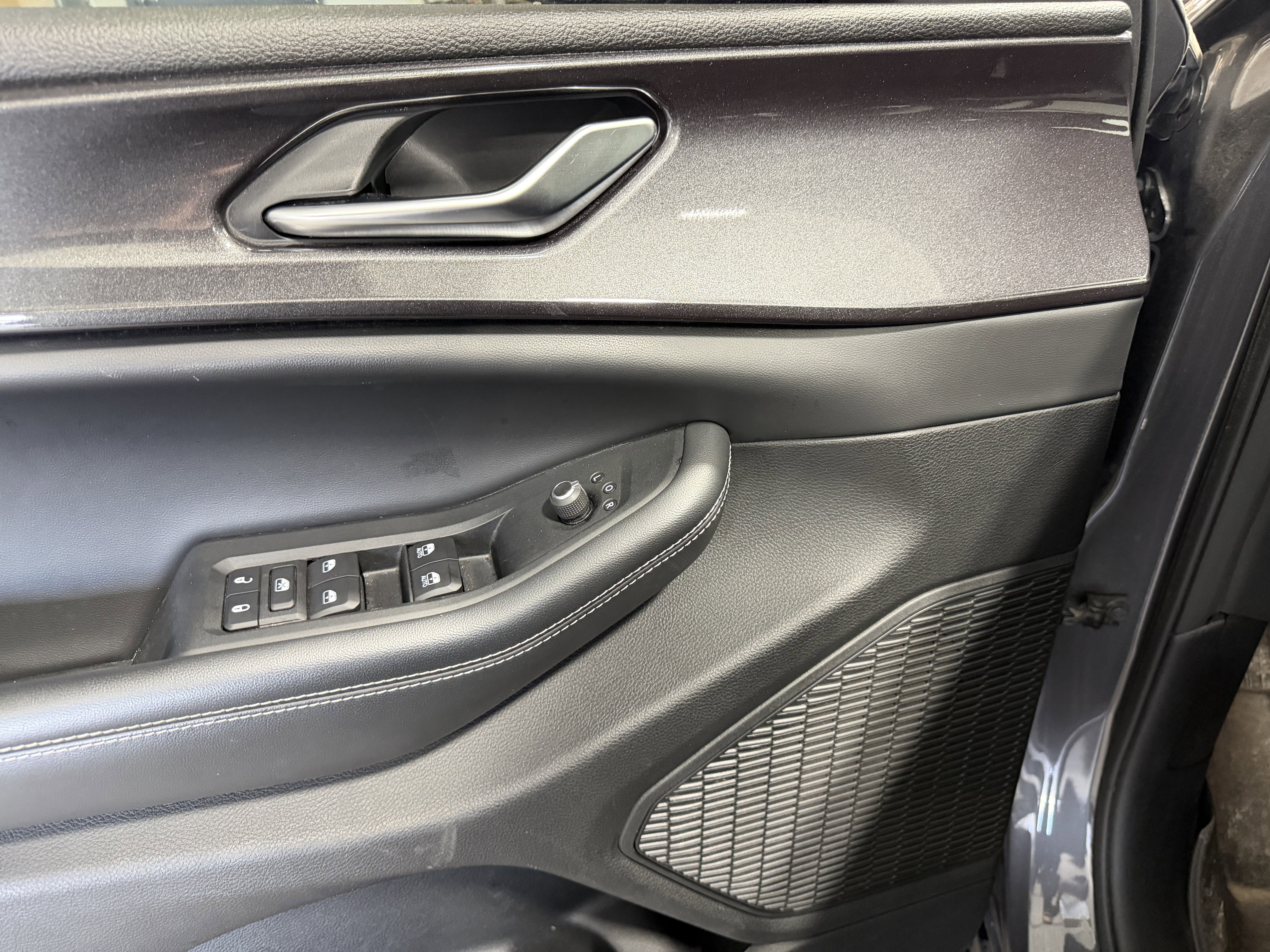 Used 2023 Jeep Grand Cherokee L Laredo image 11