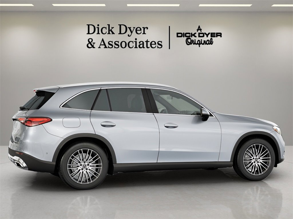 Used 2025 Mercedes-Benz GLC 300 4MATIC image 7
