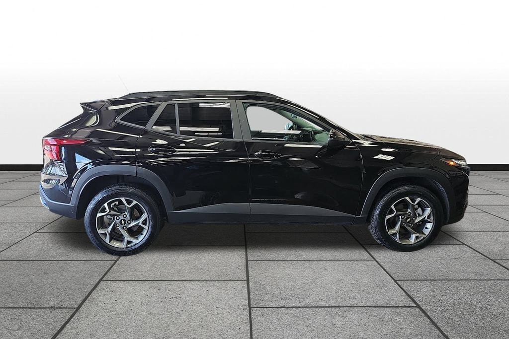Used 2025 Chevrolet Trax LT w/ LT Convenience Package FWD image 3