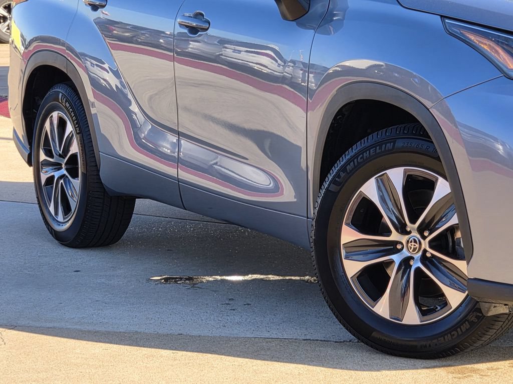 Used 2022 Toyota Highlander XLE FWD image 12