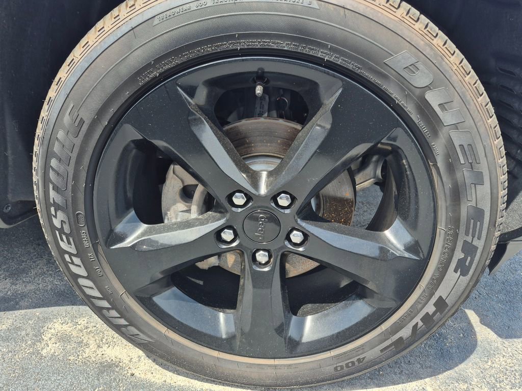 Used 2025 Jeep Grand Cherokee Altitude AWD/4WD image 8