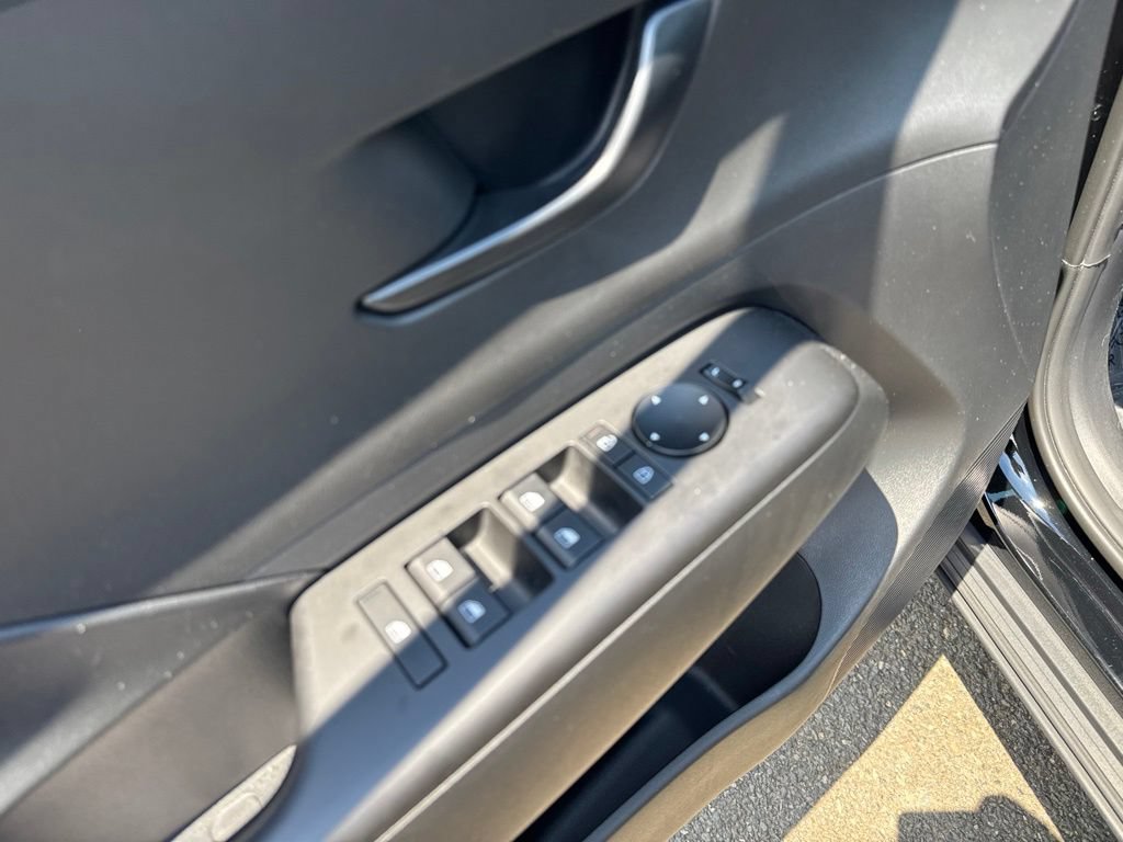 Certified 2025 Hyundai Kona SE AWD/4WD image 12
