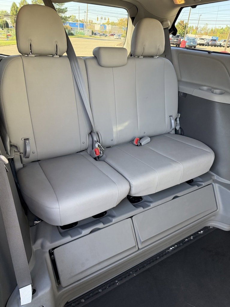 Used 2017 Toyota Sienna XLE image 25