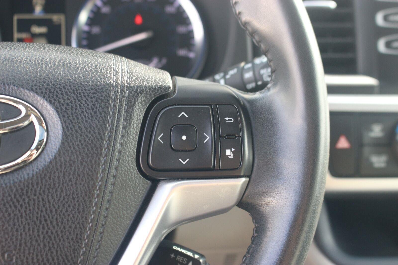 Used 2015 Toyota Highlander XLE FWD image 18