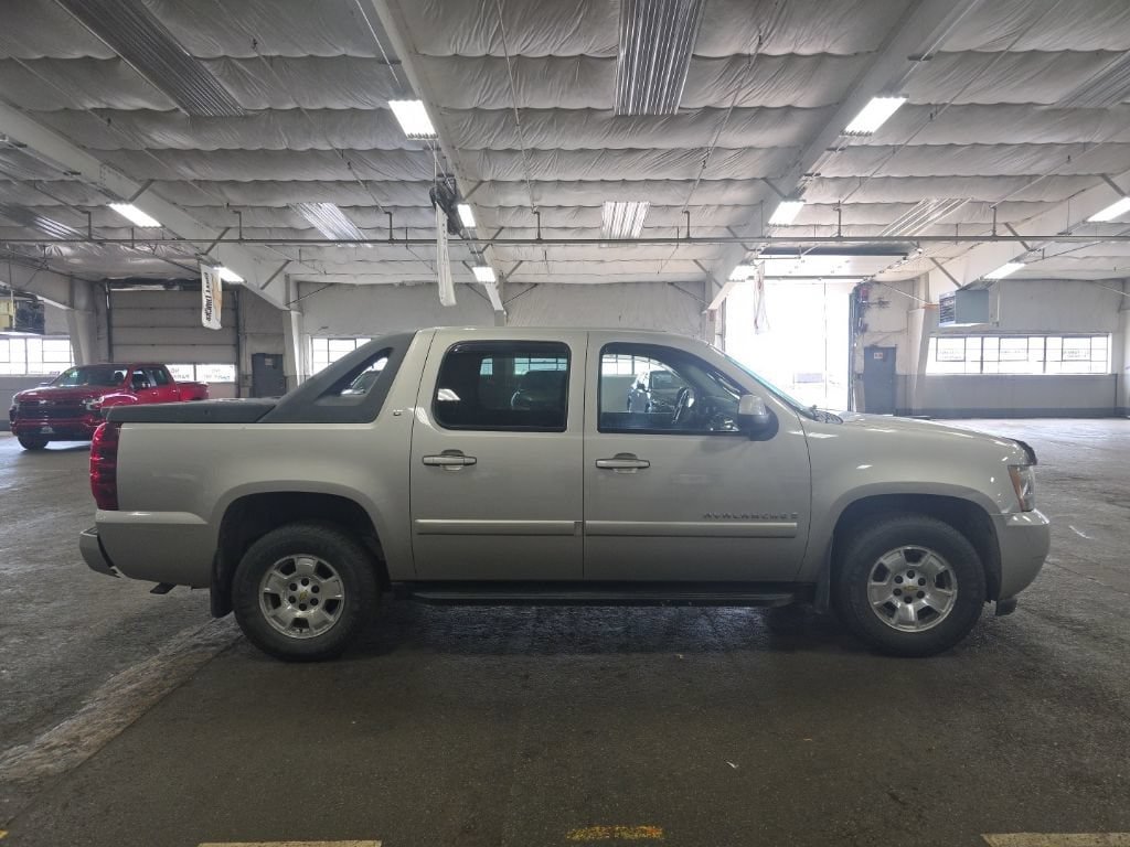 Used 2009 Chevrolet Avalanche LT w/ Convenience Package #1 AWD/4WD image 2