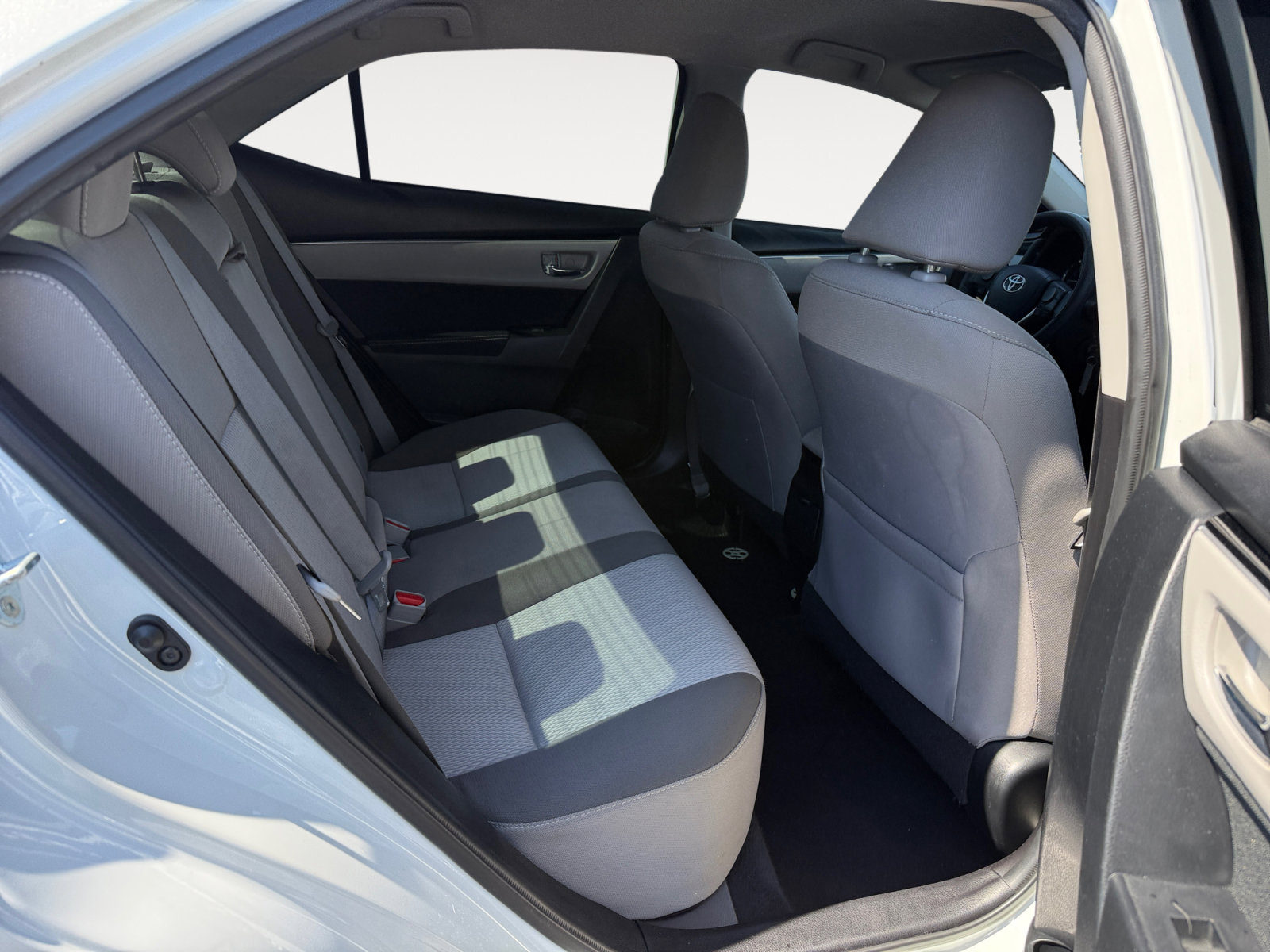 Used 2017 Toyota Corolla LE w/ Carpet Mat Package (TMS) FWD image 18