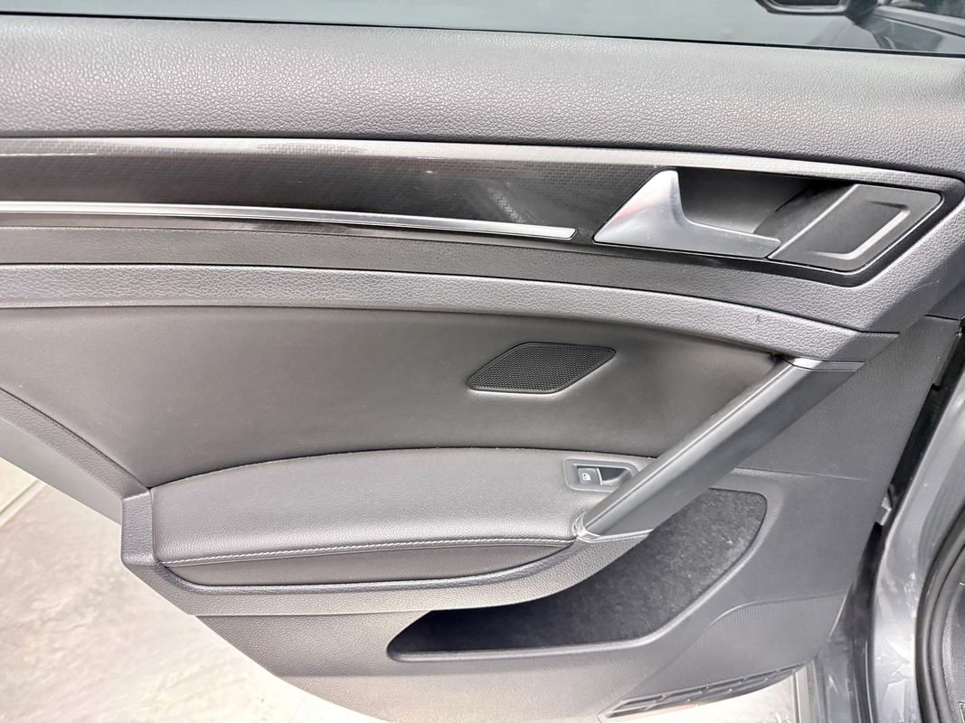 Used 2018 Volkswagen Golf R 4-Door image 17