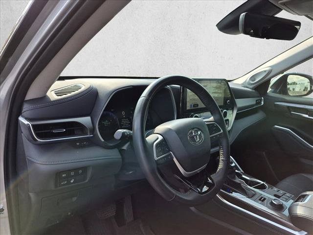 Certified 2024 Toyota Highlander Limited AWD/4WD image 9
