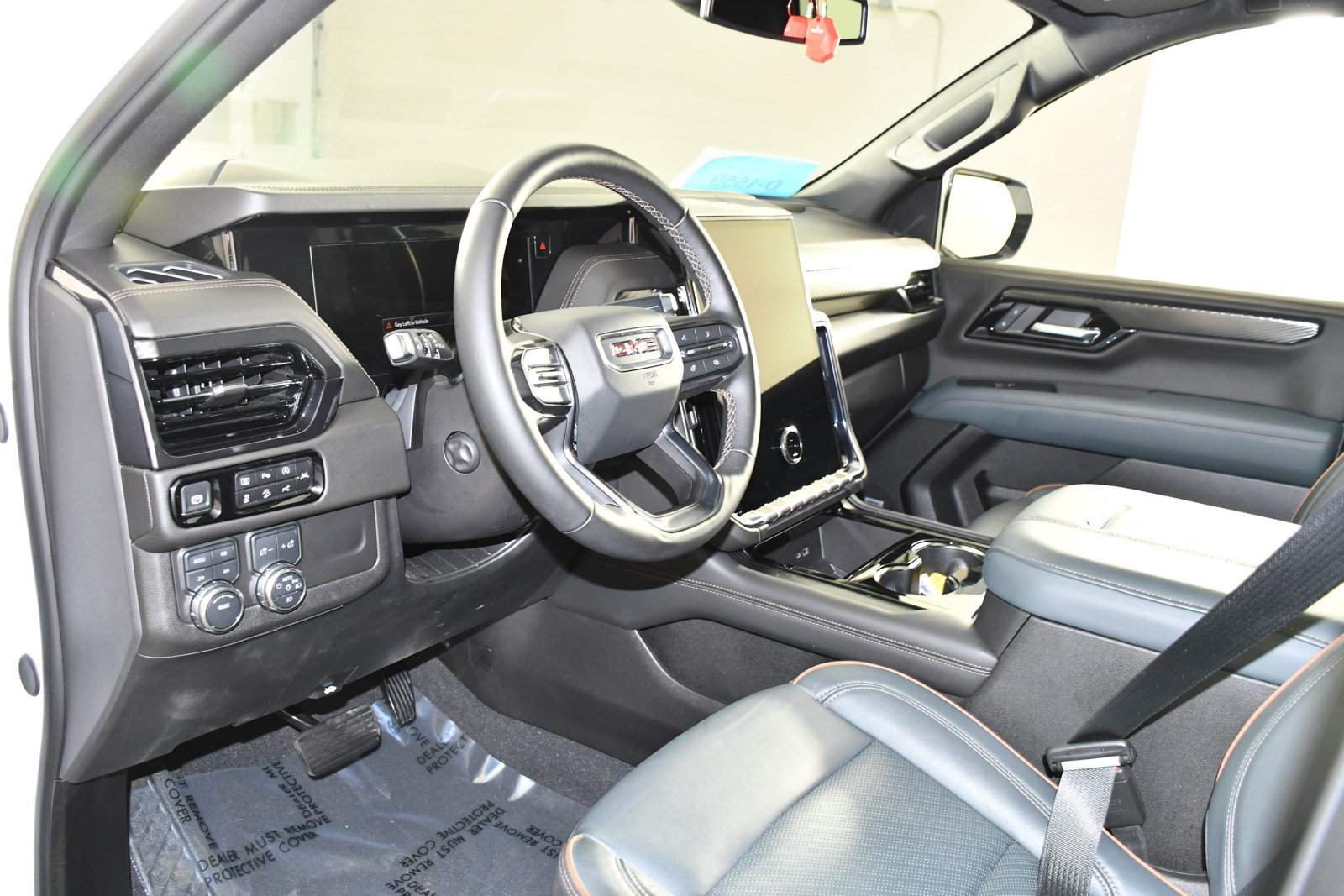 Used 2025 GMC Yukon AT4 AWD/4WD image 2