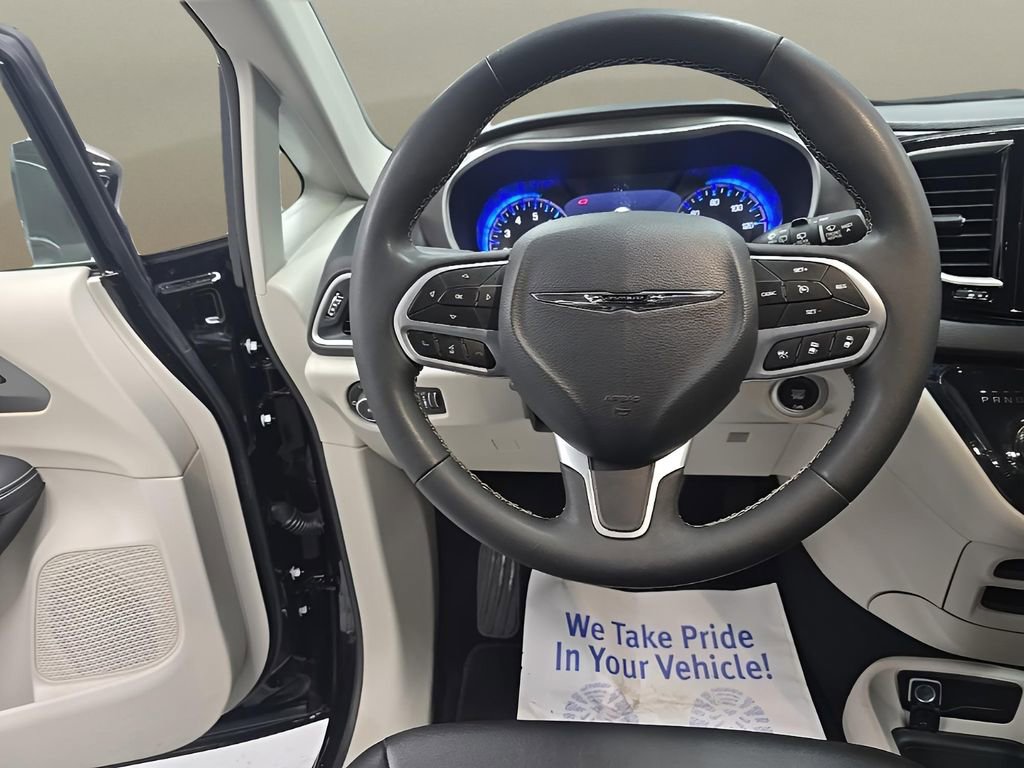 Used 2024 Chrysler Pacifica Touring-L image 22
