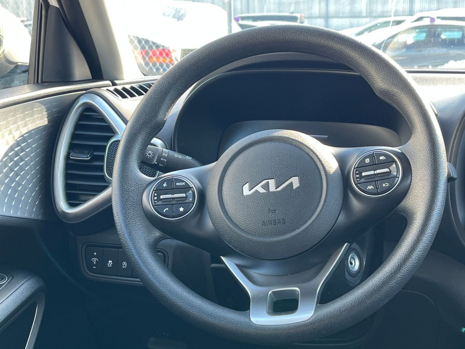Used 2025 Kia Soul LX w/ LX Technology Package FWD image 26