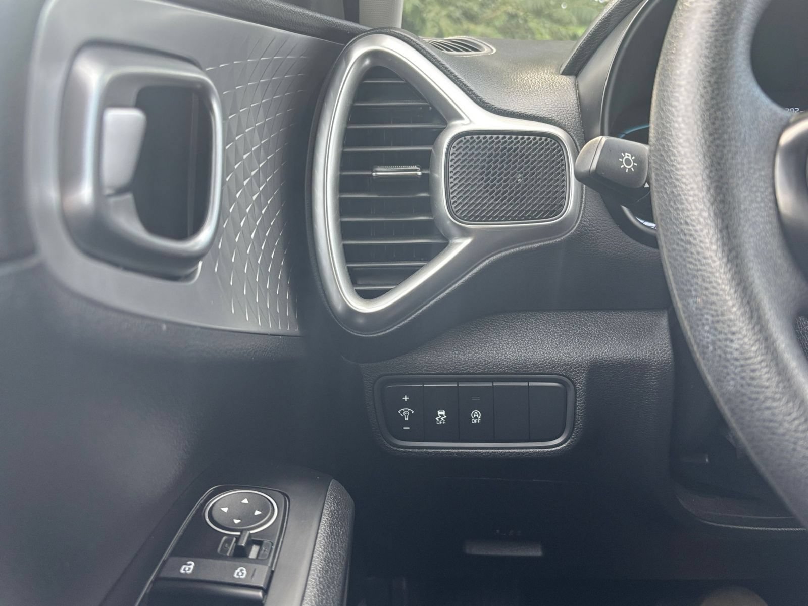 Used 2025 Kia Soul LX w/ LX Technology Package FWD image 30