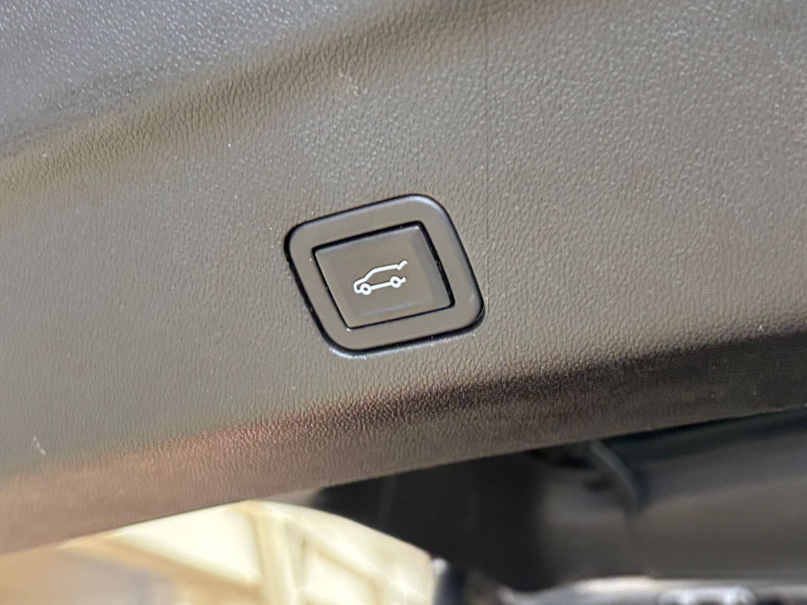 Used 2024 Chevrolet Suburban LT RWD image 22