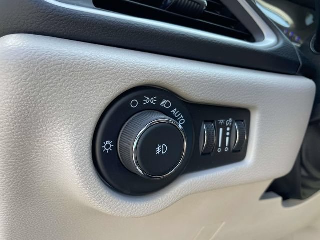 Used 2024 Chrysler Pacifica Touring-L FWD image 27
