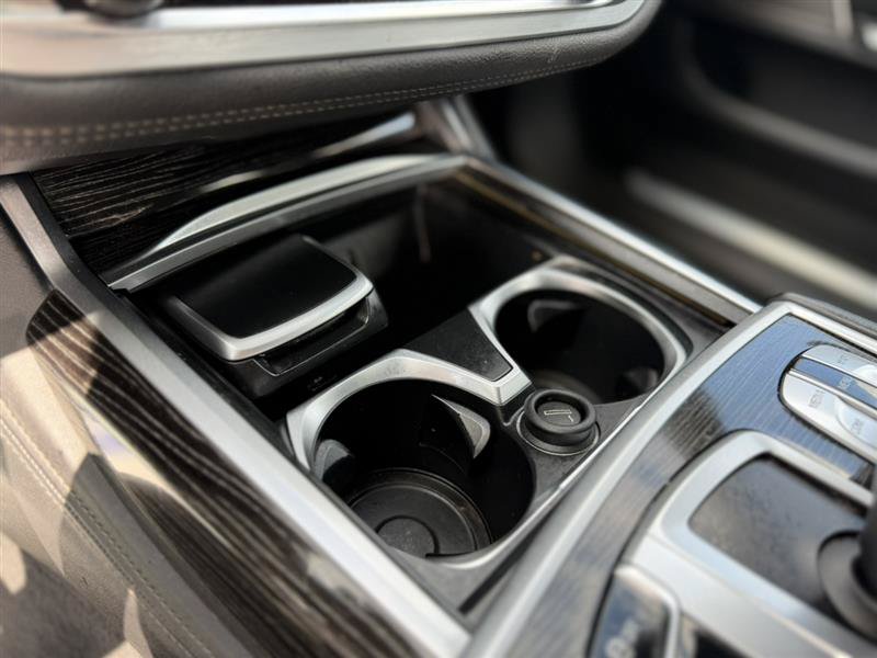 Used 2018 BMW 750i RWD image 20