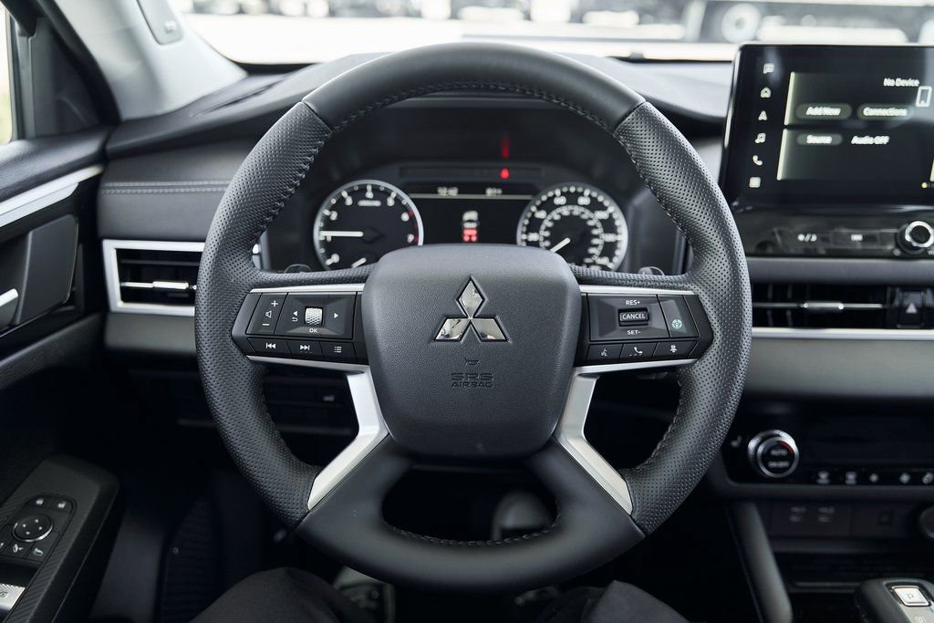 Used 2025 Mitsubishi Outlander SE FWD image 34