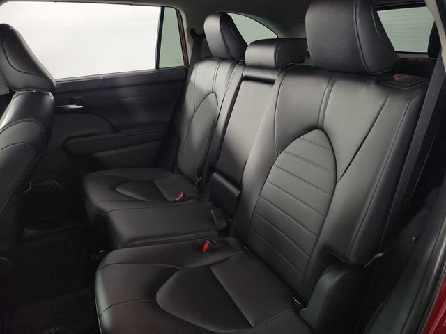 Used 2025 Toyota Highlander XLE FWD image 21