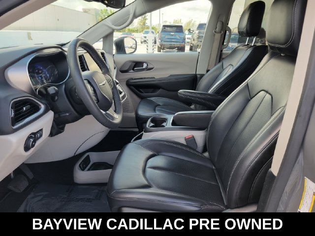 Used 2023 Chrysler Pacifica Touring-L FWD image 14