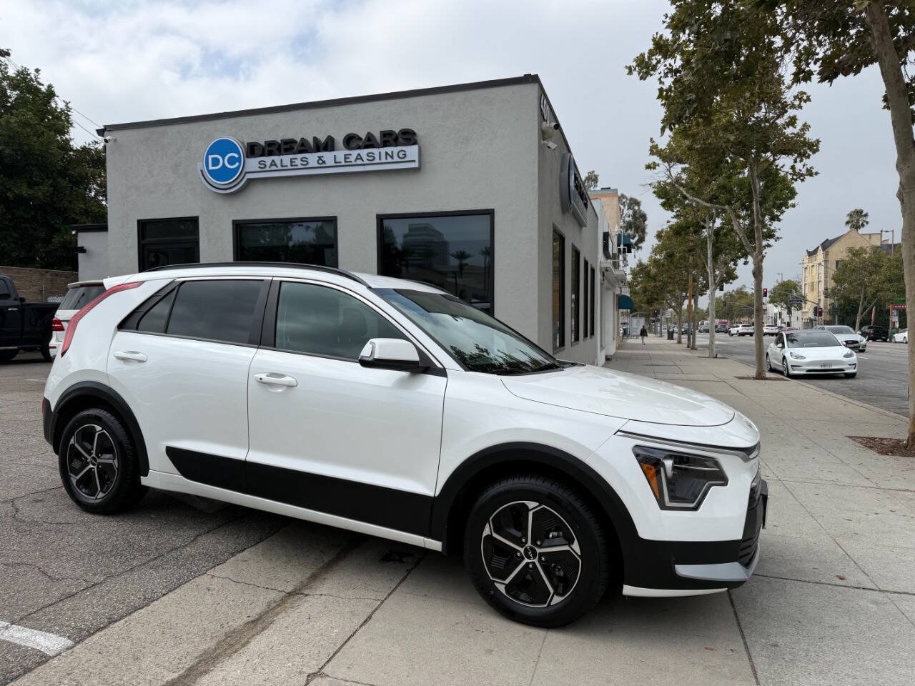 Used 2024 Kia Niro EX FWD image 1