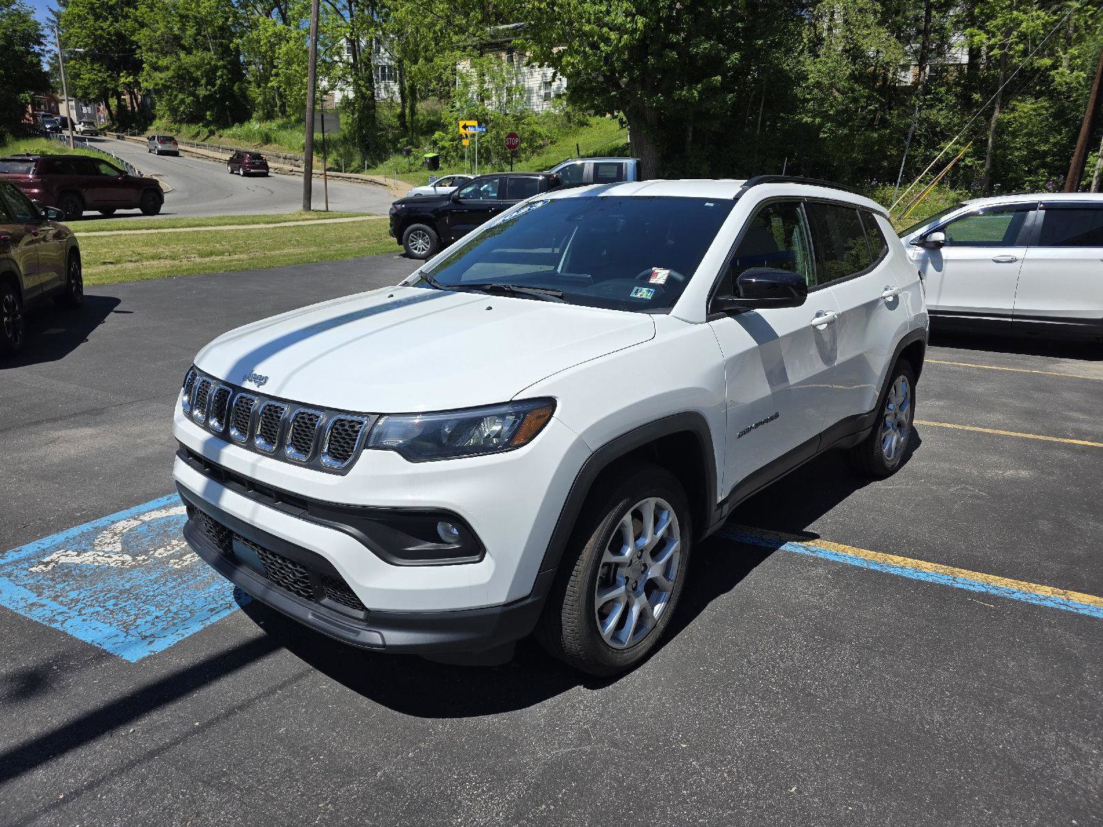 Used 2023 Jeep Compass Latitude AWD/4WD image 3