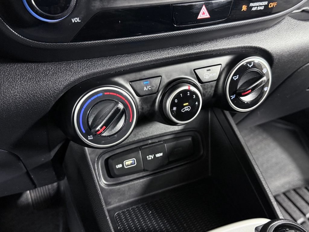 Used 2022 Hyundai Venue SE FWD image 17
