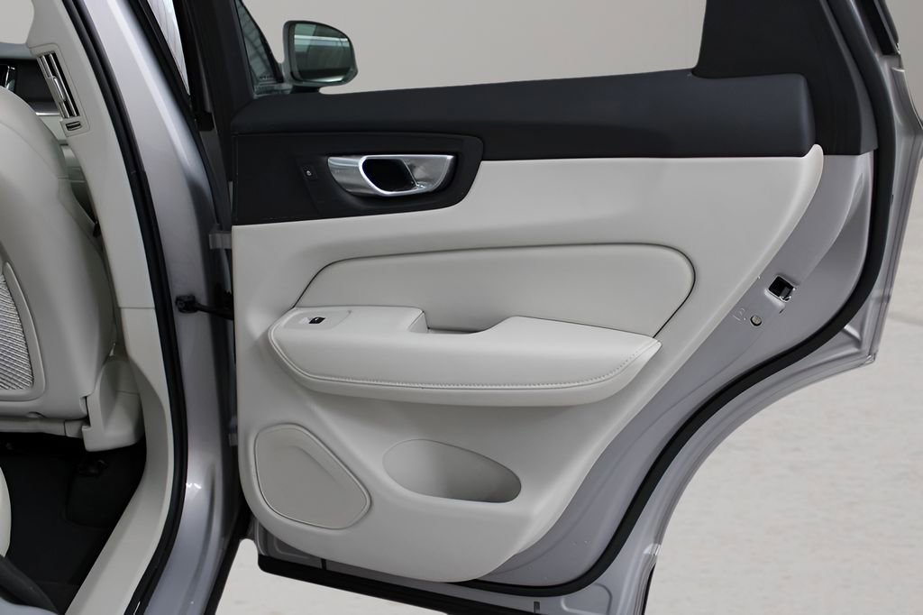 Used 2023 Volvo XC60 B5 Core w/ Climate Package AWD/4WD image 12