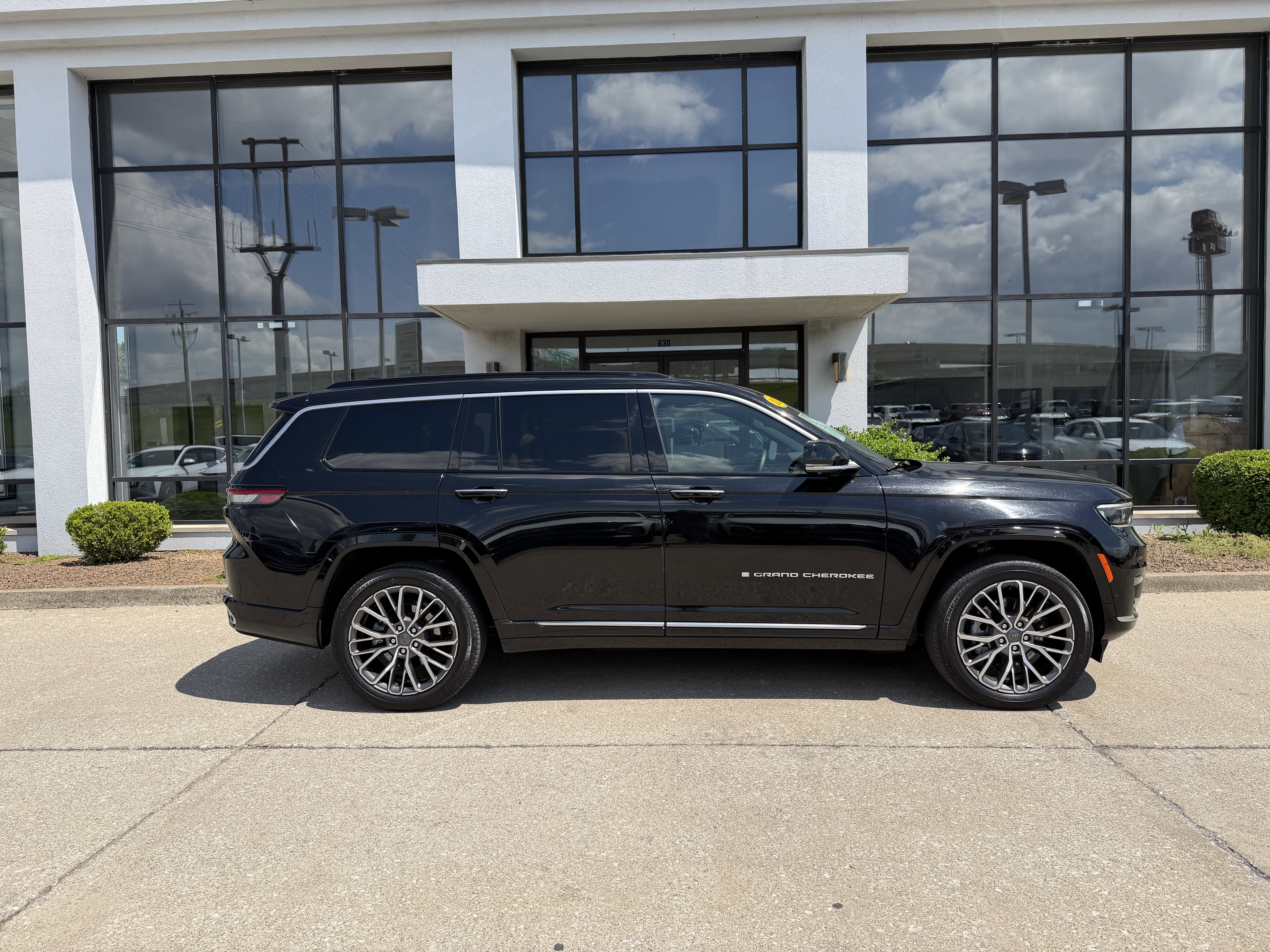 Used 2024 Jeep Grand Cherokee L Summit AWD/4WD image 3