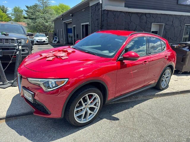 Used 2019 Alfa Romeo Stelvio Ti Sport w/ Quick Order Package 22S Sport AWD/4WD image 2