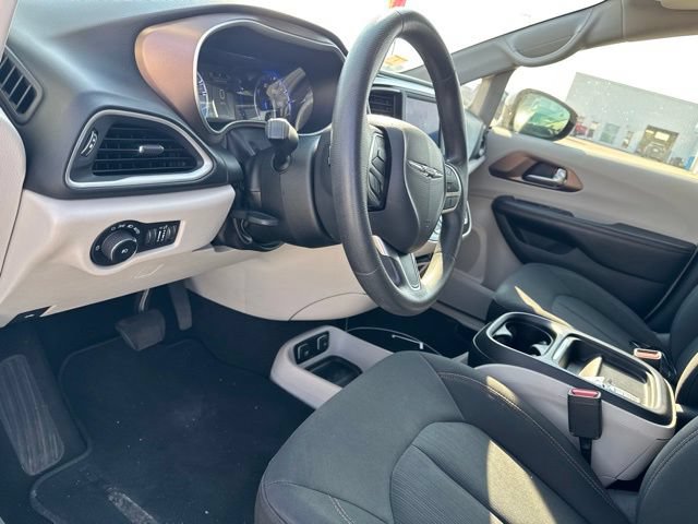 Used 2018 Chrysler Pacifica Touring Plus w/ Tire & Wheel Group FWD image 29