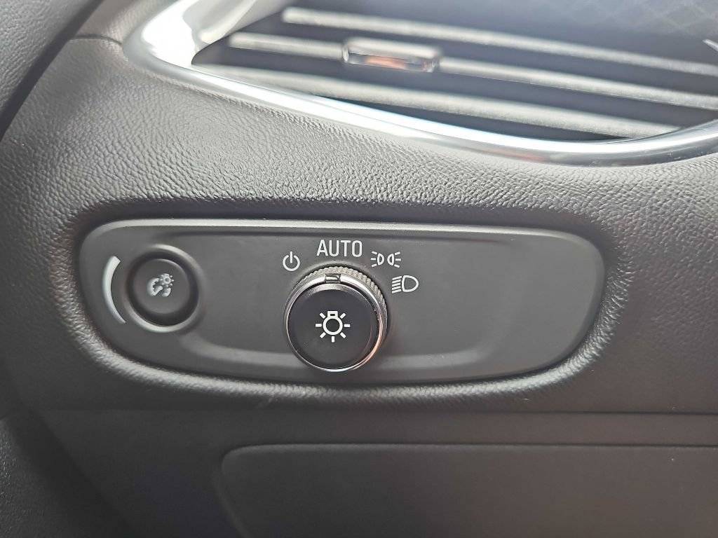 Used 2017 Chevrolet Malibu LT image 38