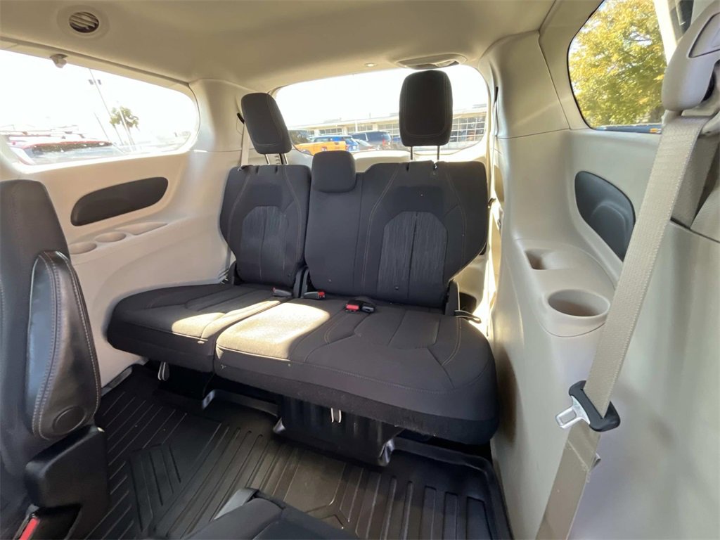 Used 2020 Chrysler Pacifica Touring w/ Tire & Wheel Group image 12