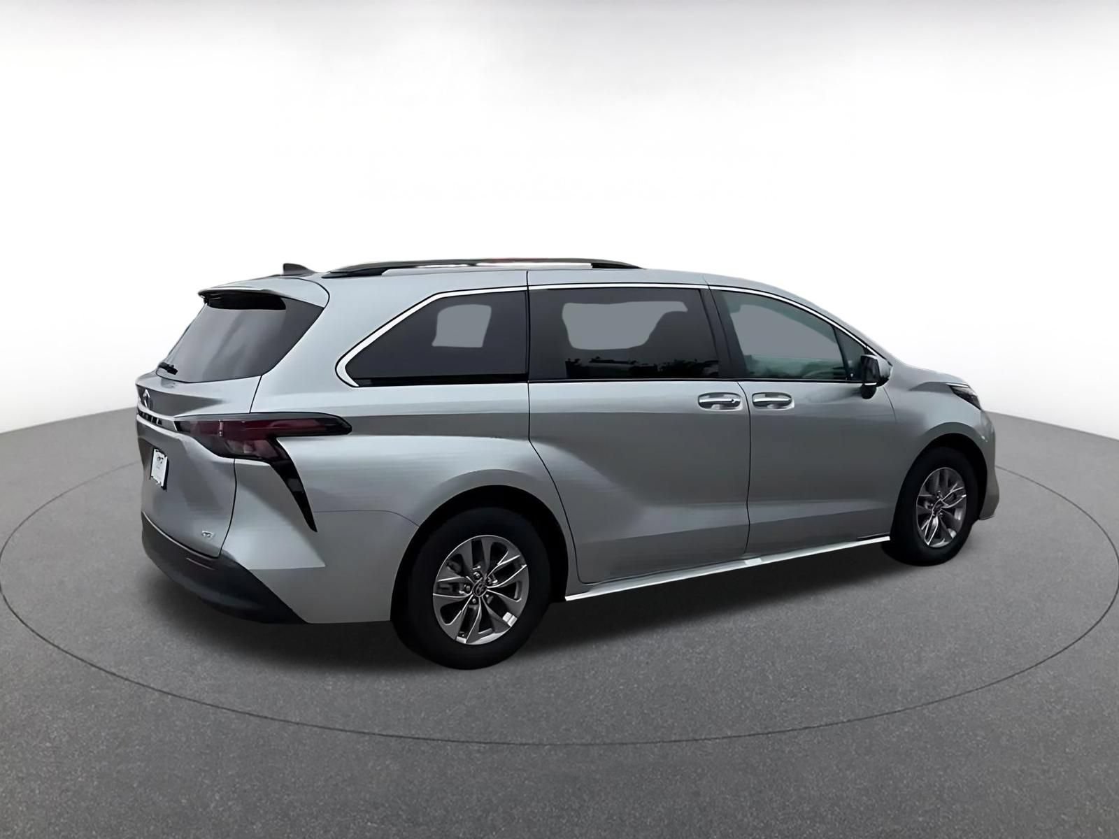 Used 2025 Toyota Sienna XLE FWD image 13