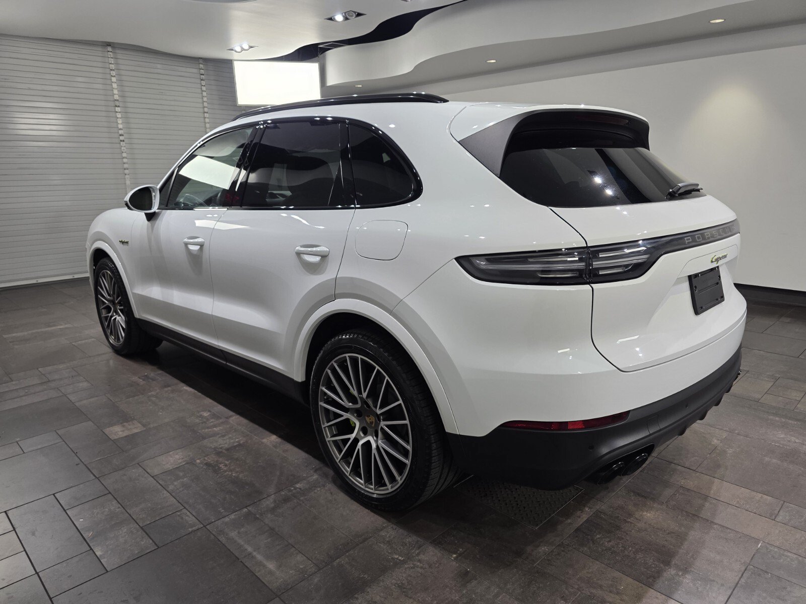 Used 2023 Porsche Cayenne Platinum Edition AWD/4WD image 4