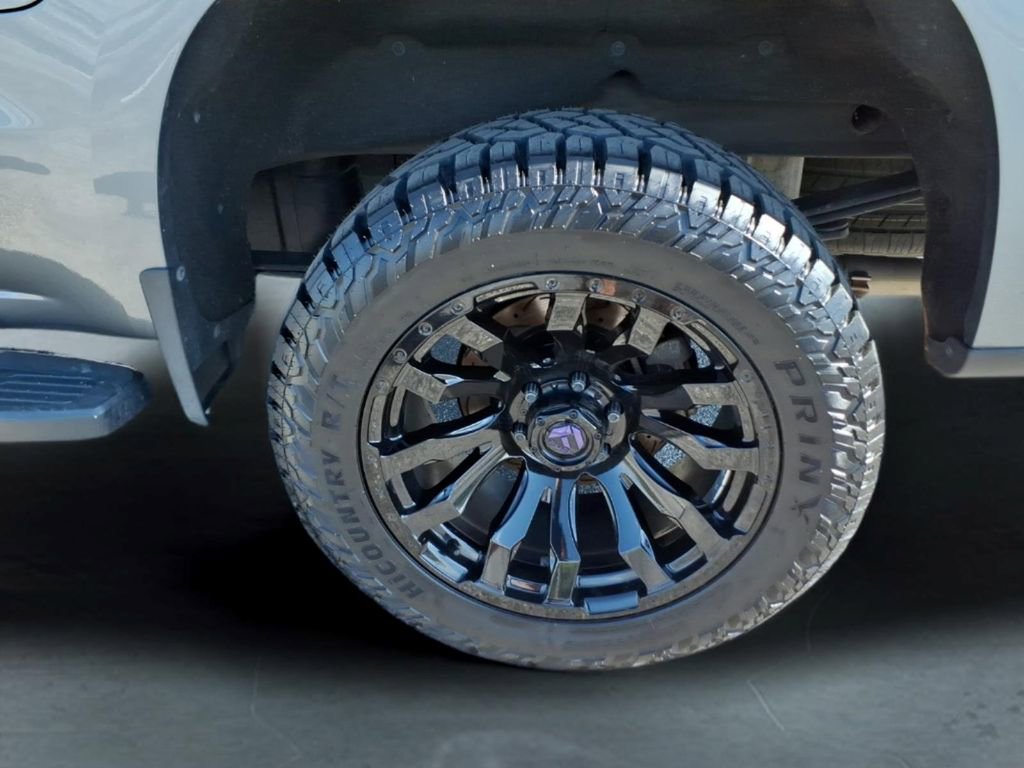 Used 2019 Chevrolet Silverado 1500 High Country w/ Technology Package AWD/4WD image 10