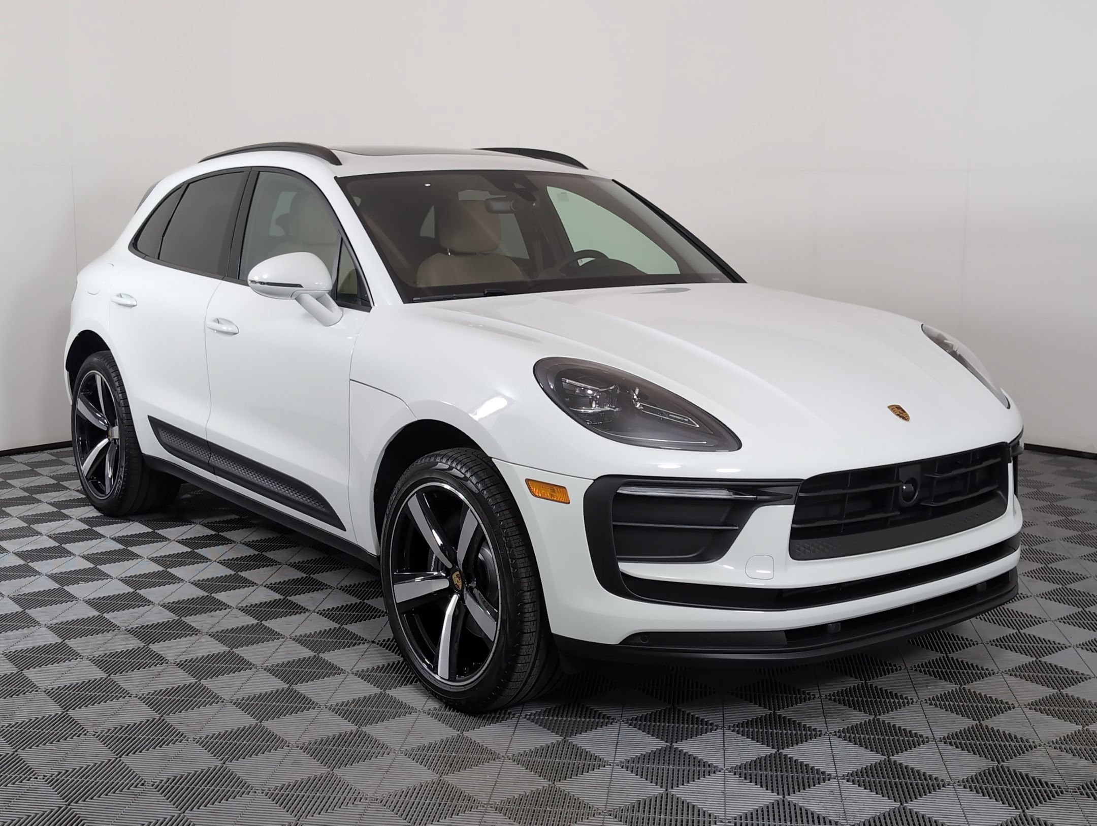 Certified 2026 Porsche Macan AWD/4WD image 10