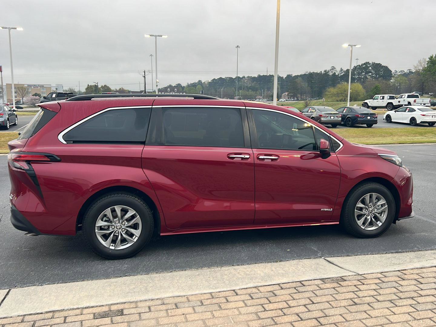 Certified 2022 Toyota Sienna XLE w/ XLE Plus Package image 7