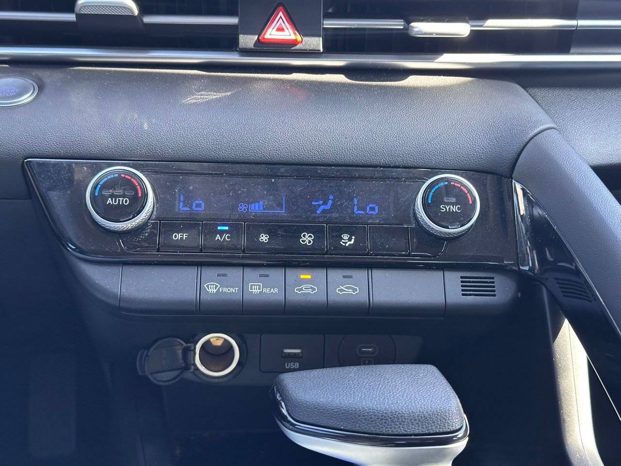 Used 2025 Hyundai Elantra Blue image 31