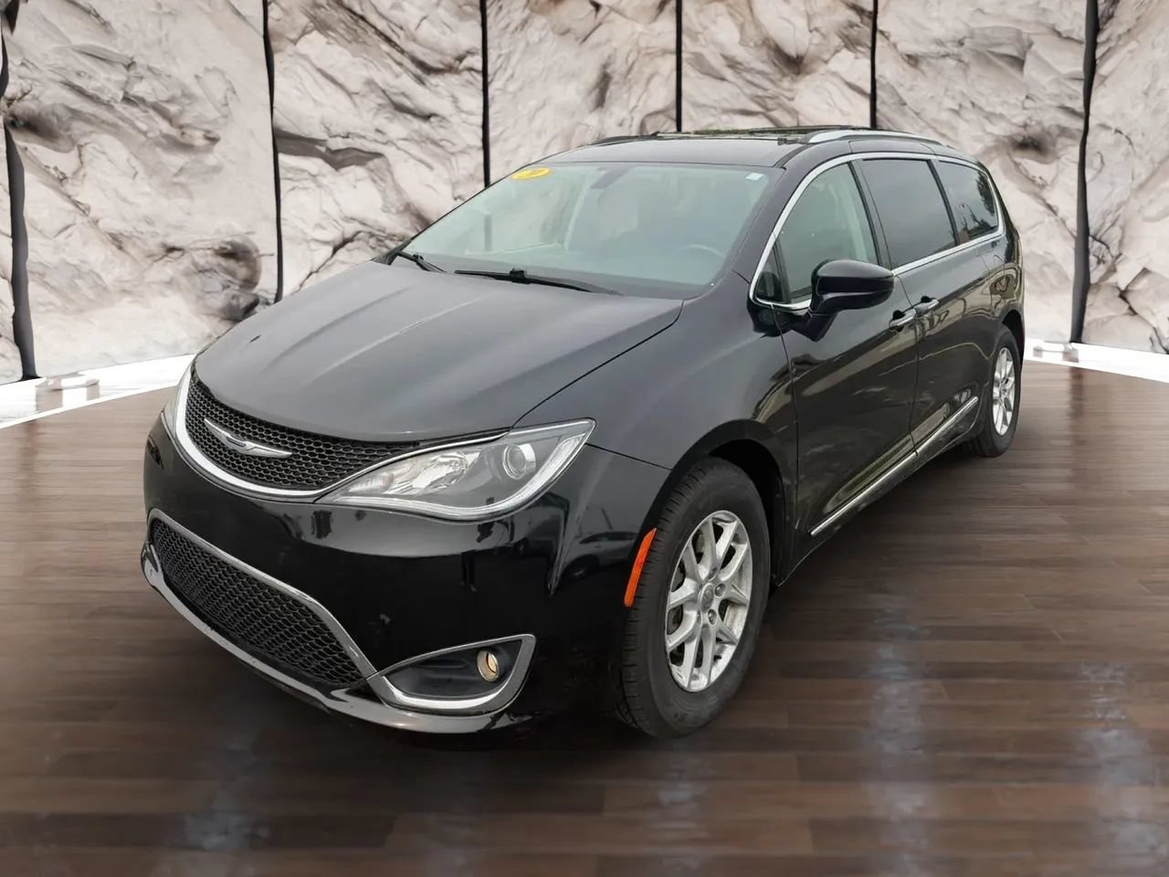 Used 2020 Chrysler Pacifica Touring-L FWD image 3