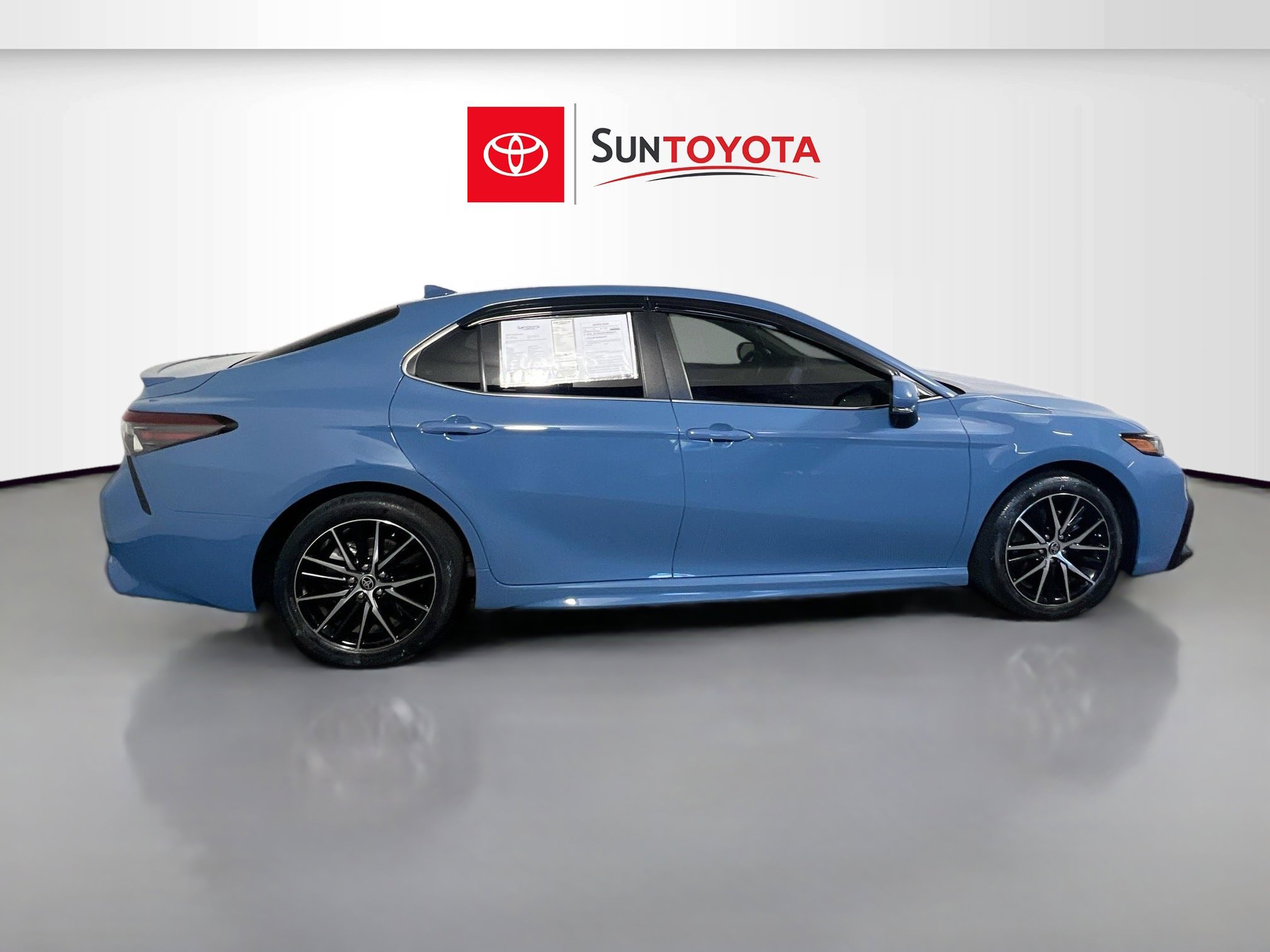 Used 2023 Toyota Camry SE FWD image 2