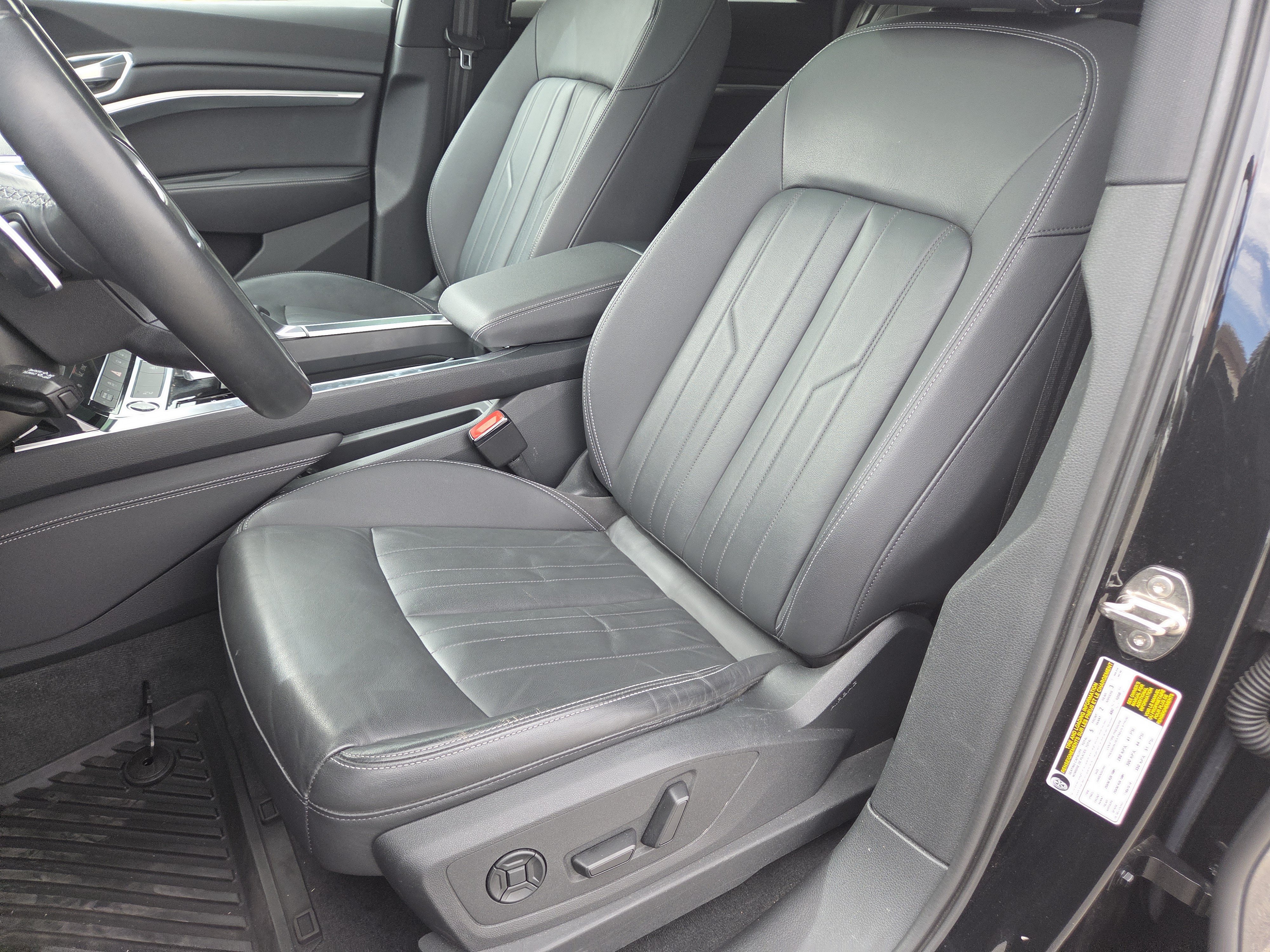 Used 2023 Audi e-tron Premium w/ Convenience Plus Package AWD/4WD image 6