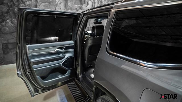 Used 2024 Jeep Wagoneer Series III w/ Premium Group I image 11