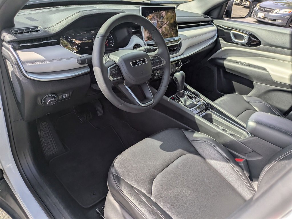 Used 2025 Jeep Compass Limited image 17