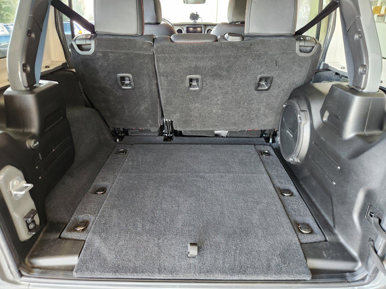 Used 2022 Jeep Wrangler Unlimited Sahara w/ Cold Weather Group image 10