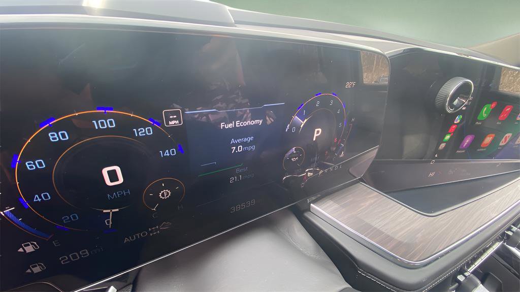 Used 2025 Chevrolet Suburban Z71 image 13