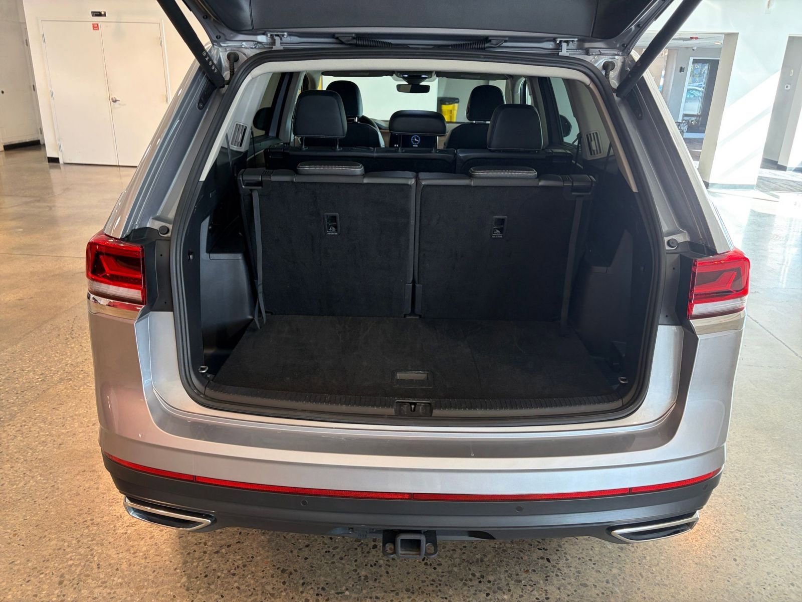Used 2025 Volkswagen Atlas SE image 31