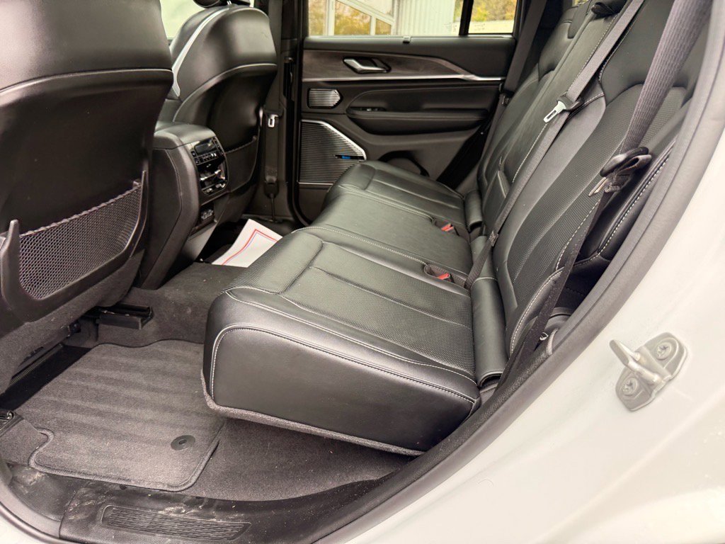 Used 2022 Jeep Grand Cherokee Overland w/ Luxury Tech Group IV image 12