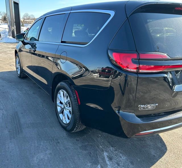 Used 2025 Chrysler Pacifica Select image 4