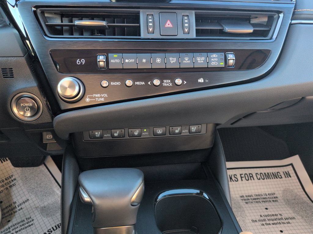 Used 2025 Lexus ES 300h Ultra Luxury w/ Accessory Package (Z1) FWD image 18