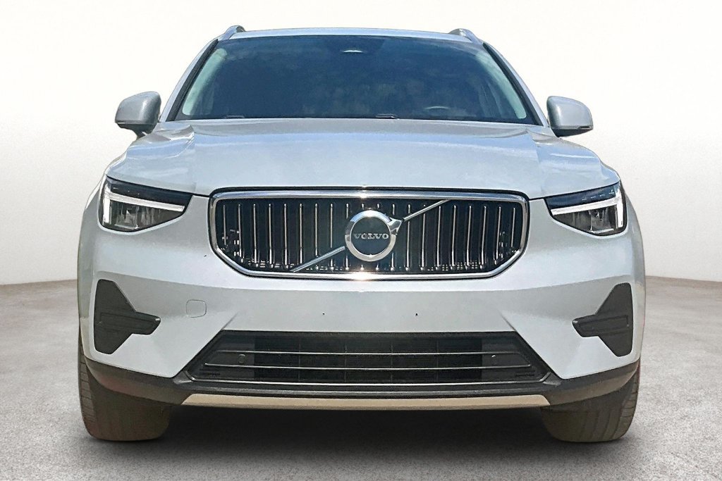 Certified 2025 Volvo XC40 B5 Core AWD/4WD image 4