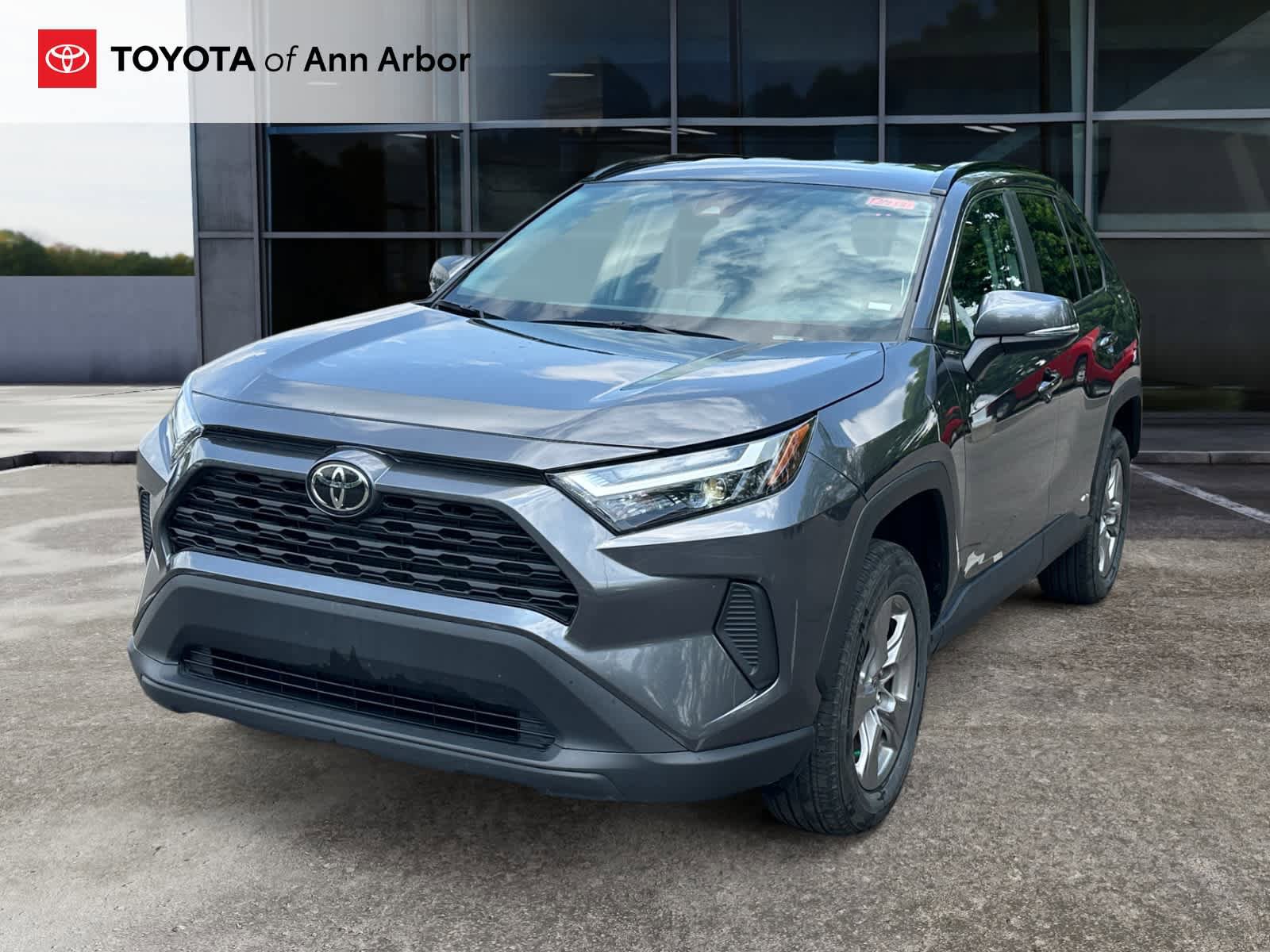 Used 2025 Toyota RAV4 XLE AWD/4WD image 2